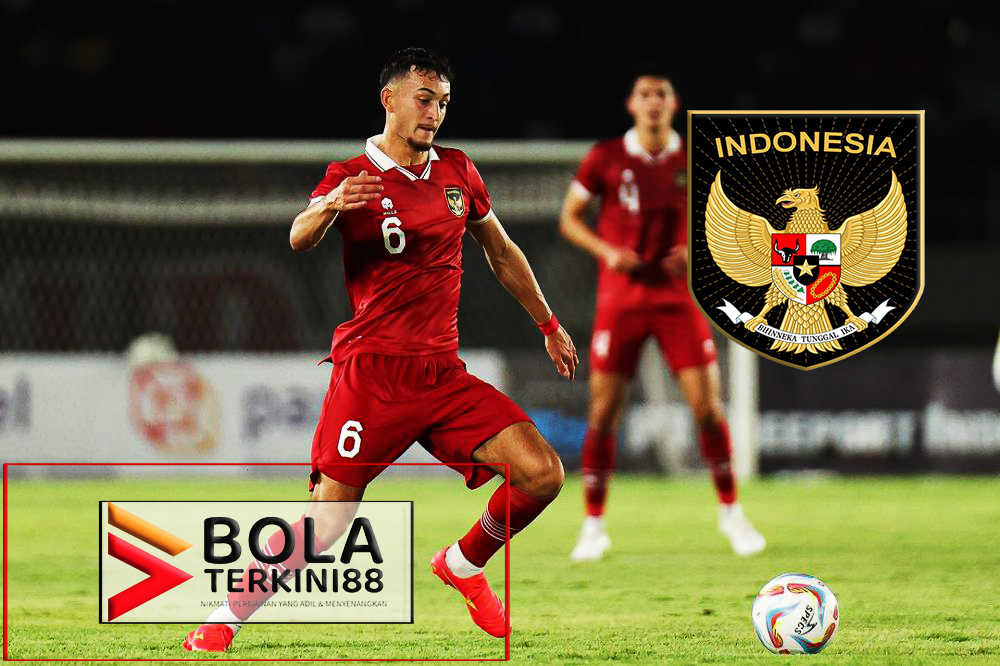 Pemain Timnas Indonesia sedang menggiring bola dengan lambang Garuda dan logo Bolaterkini88 di latar.