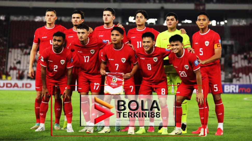 Timnas Indonesia berfoto bersama di stadion sebelum pertandingan, mengenakan jersey merah kebanggaan dengan logo Bolaterkini88.