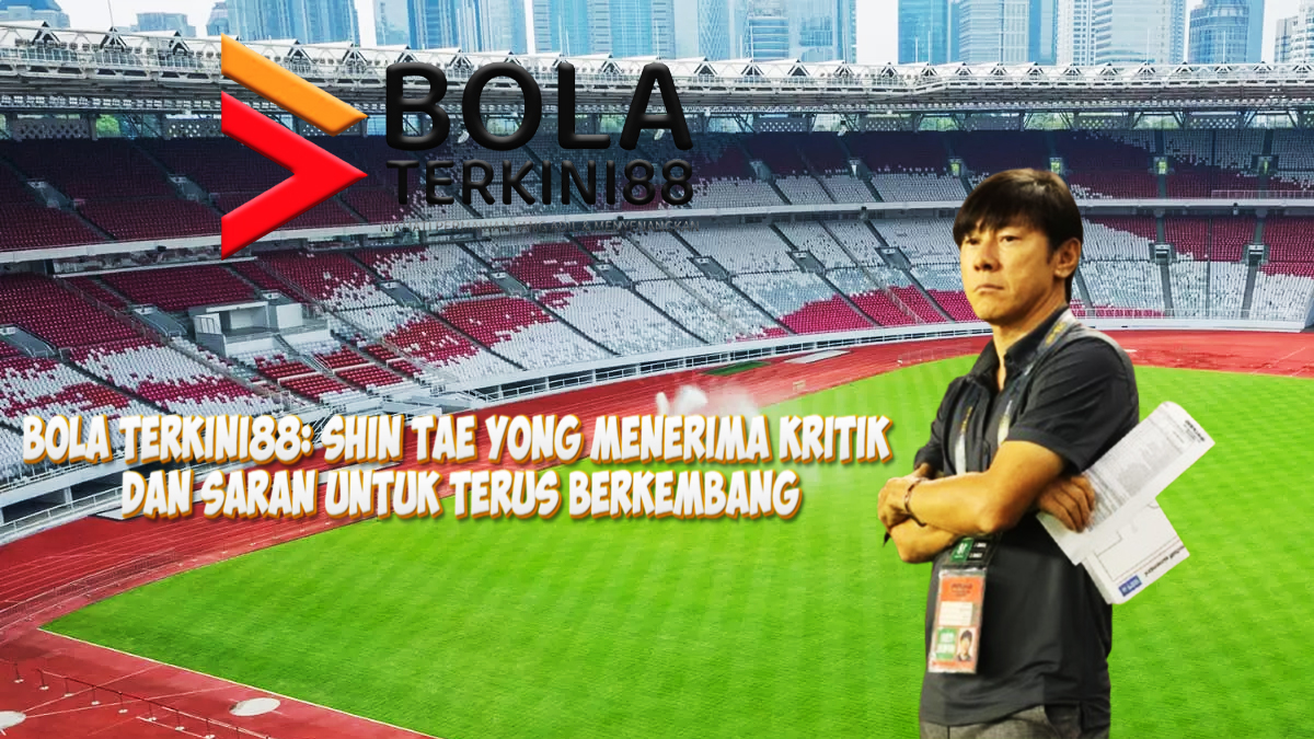 Shin Tae Yong berdiri di stadion sepak bola dengan latar belakang tribun dan lapangan hijau, menampilkan judul artikel Bola Terkini88: Shin Tae Yong Menerima Kritik dan Saran untuk Terus Berkembang.