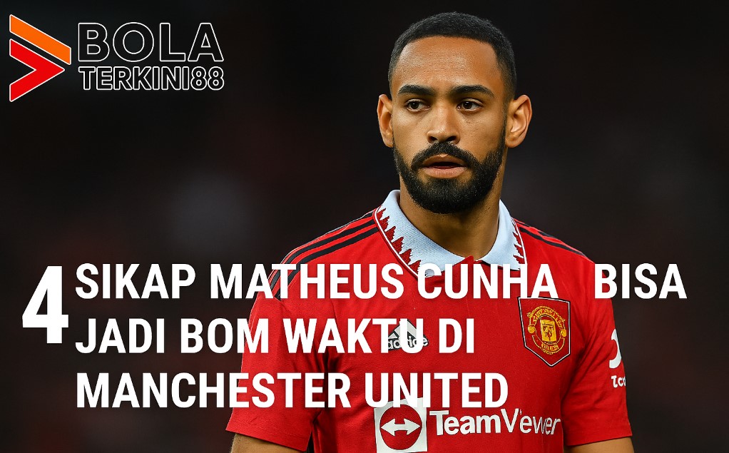 Matheus Cunha mengenakan jersey Manchester United dengan ekspresi serius, dikabarkan bersikap kontroversial dan berpotensi menjadi bom waktu di skuad Setan Merah.