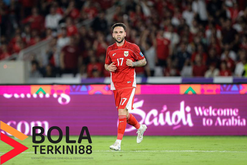 "Pemain Timnas Indonesia mengenakan jersey nomor 17 melakukan selebrasi gol pada pertandingan internasional, disaksikan ribuan penonton di stadion."