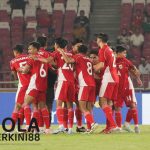 Timnas Indonesia melakukan selebrasi bersama setelah mencetak gol penting di pertandingan internasional, menunjukkan semangat juang dan kekompakan tim Garuda."