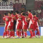 "Timnas Indonesia melakukan selebrasi bersama setelah mencetak gol di pertandingan penting, menunjukkan semangat juang dan kerja sama tim yang solid."