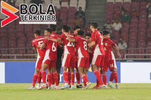 "Timnas Indonesia melakukan selebrasi bersama setelah mencetak gol di pertandingan penting, menunjukkan semangat juang dan kerja sama tim yang solid."