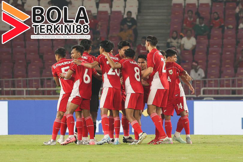 "Timnas Indonesia melakukan selebrasi bersama setelah mencetak gol di pertandingan penting, menunjukkan semangat juang dan kerja sama tim yang solid."