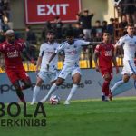 "Pemain Arema FC menggiring bola menghadapi Persijap Jepara dalam pertandingan Liga 1 Indonesia 2025, dengan tekanan ketat dari para pemain lawan."