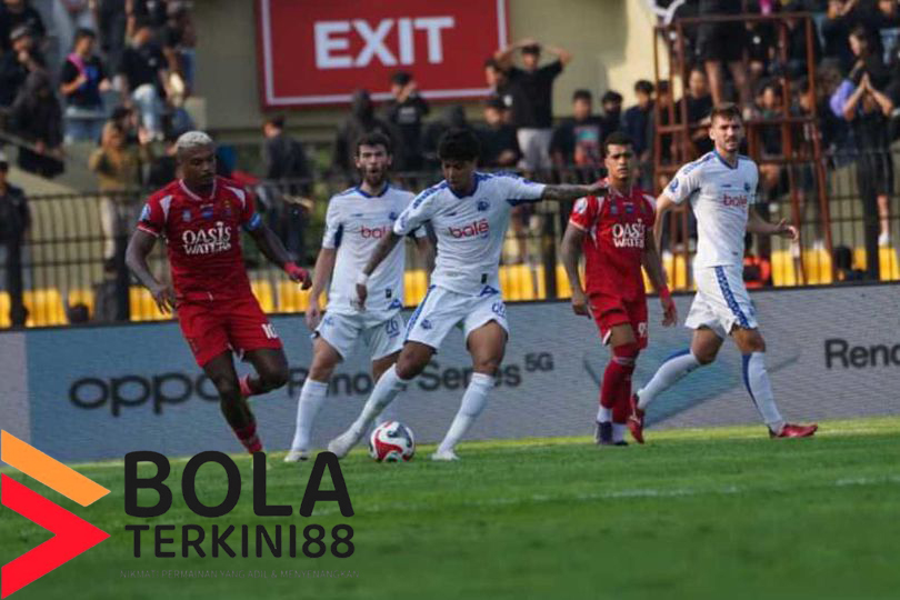"Pemain Arema FC menggiring bola menghadapi Persijap Jepara dalam pertandingan Liga 1 Indonesia 2025, dengan tekanan ketat dari para pemain lawan."