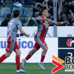 "Pemain Cremonese melakukan selebrasi setelah mencetak gol penting melawan Sassuolo dalam pertandingan Serie A 2025, disambut sorak-sorai para suporter."