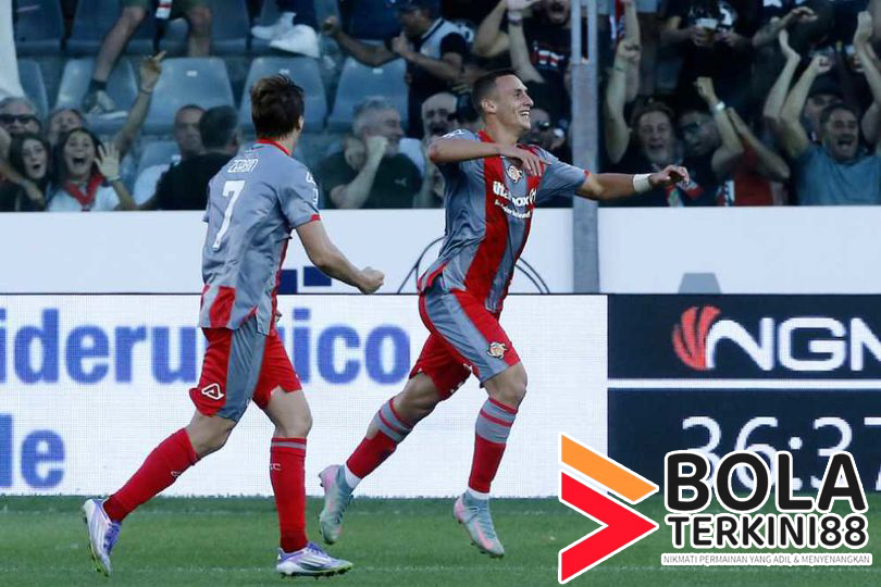 "Pemain Cremonese melakukan selebrasi setelah mencetak gol penting melawan Sassuolo dalam pertandingan Serie A 2025, disambut sorak-sorai para suporter."