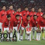 "Skuad Timnas Indonesia U-23 berpose sebelum pertandingan resmi di ajang internasional 2025. Para pemain mengenakan jersey merah kebanggaan dengan semangat penuh untuk meraih kemenangan."