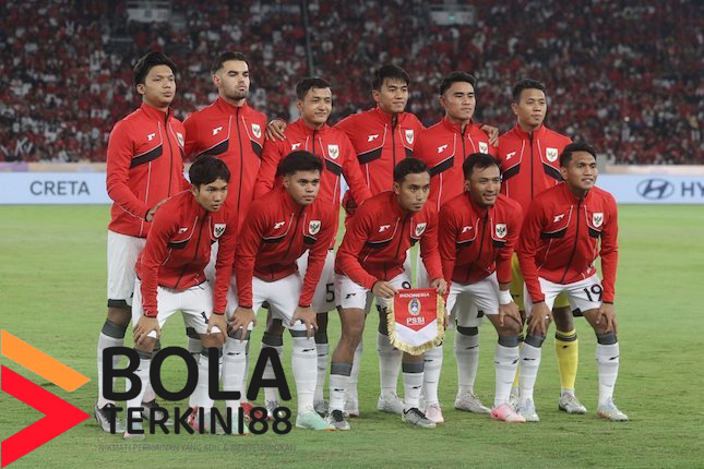 "Skuad Timnas Indonesia U-23 berpose sebelum pertandingan resmi di ajang internasional 2025. Para pemain mengenakan jersey merah kebanggaan dengan semangat penuh untuk meraih kemenangan."