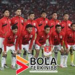 "Skuad lengkap Timnas Indonesia U-23 berpose sebelum pertandingan internasional 2025 dengan semangat juang tinggi dan jersey merah kebanggaan." ✅