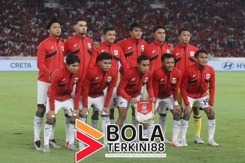 "Skuad lengkap Timnas Indonesia U-23 berpose sebelum pertandingan internasional 2025 dengan semangat juang tinggi dan jersey merah kebanggaan." ✅